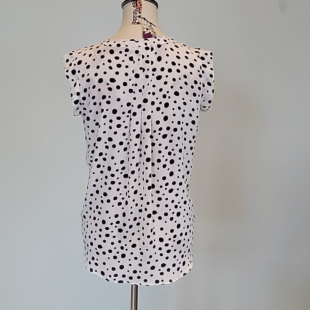 Loft black and white spotted sleeveless blouse.  Size is Small - Picture 3 of 8